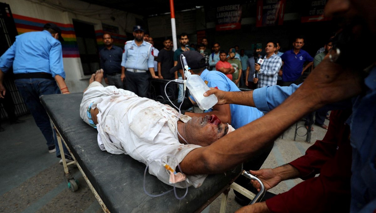 Hindistan'da otobüs vadiye uçtu: En az 21 kişi öldü
