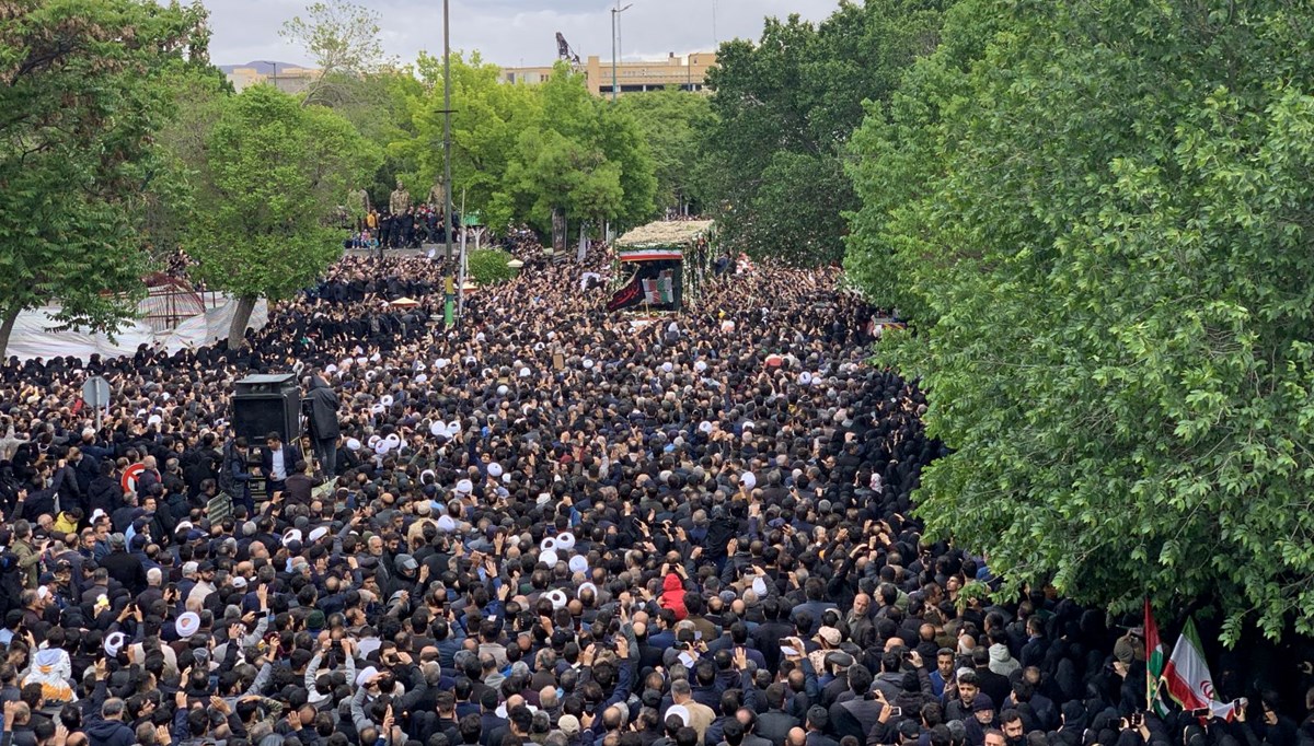 İranlılar Tebriz'de Reisi'yi anıyor