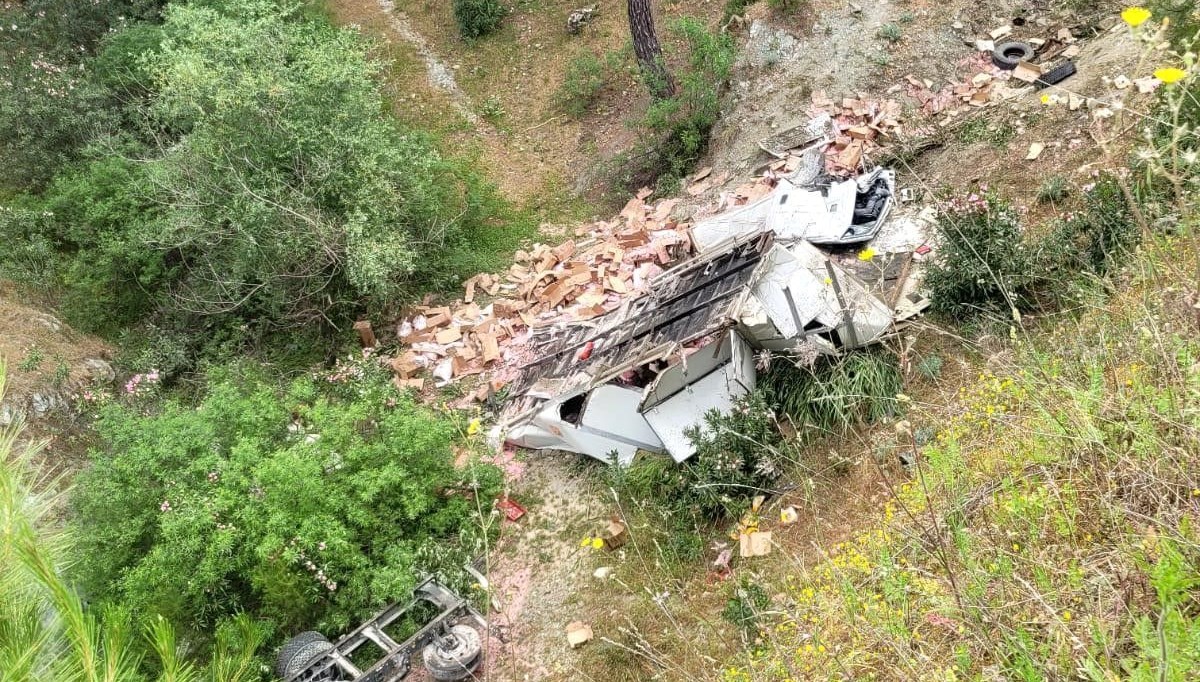 Milas’ta feci kaza: TIR uçuruma yuvarlandı