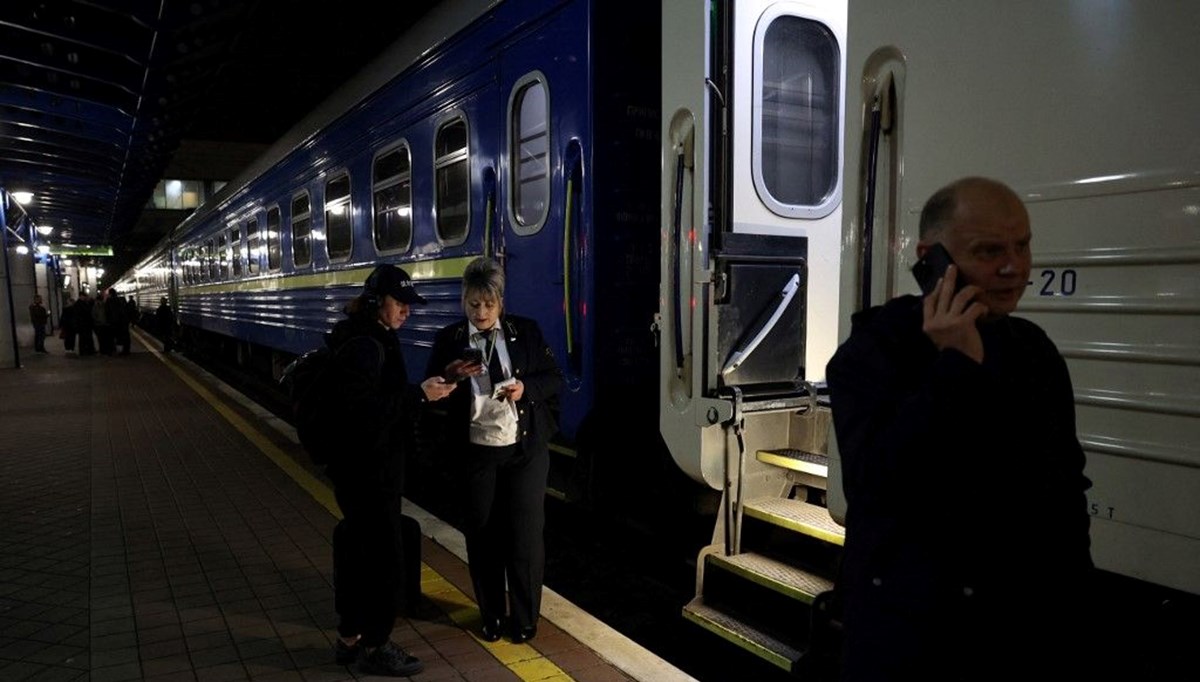 Rusya'da hava saldırısı yük trenini raydan çıkardı