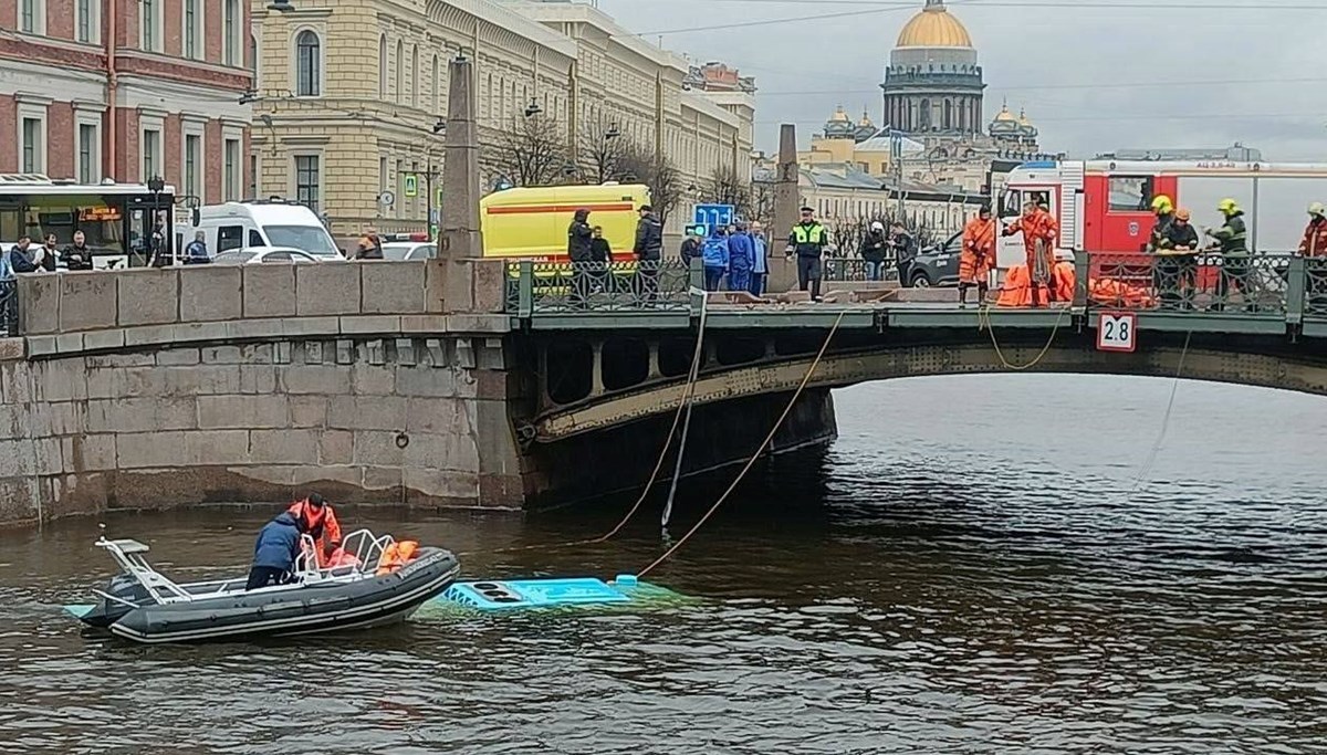 Rusya'da yolcu otobüsü nehre düştü