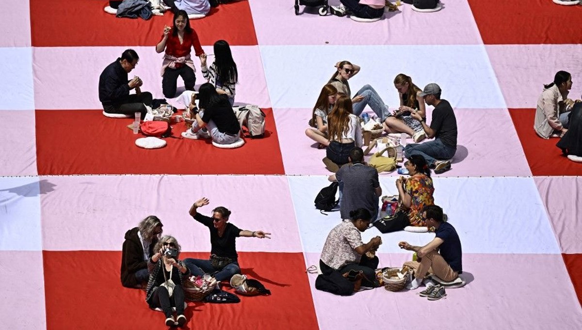 Şanzelize'de 4 bin kişilik piknik