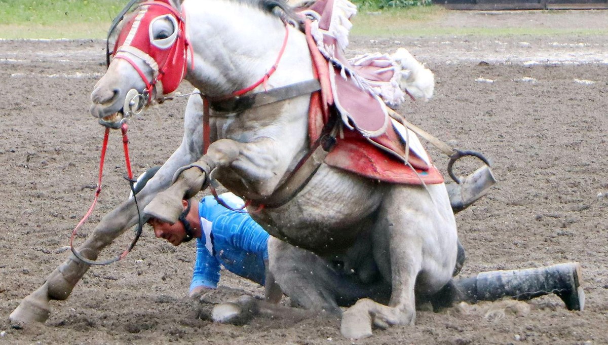 Yürekleri ağza getiren kaza: Cirit müsabakasında atıyla takla attı