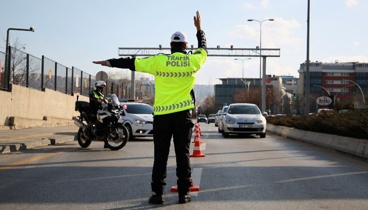 Zeytinburnu'nda trafiği tehlikeye düşüren sürücüye para cezası verildi