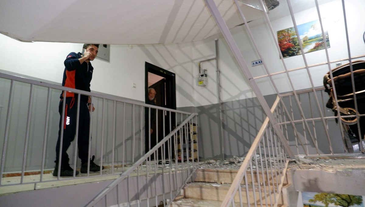 5 katlı binanın merdiveni çöktü: 1'i bebek 4 kişi mahsur kaldı
