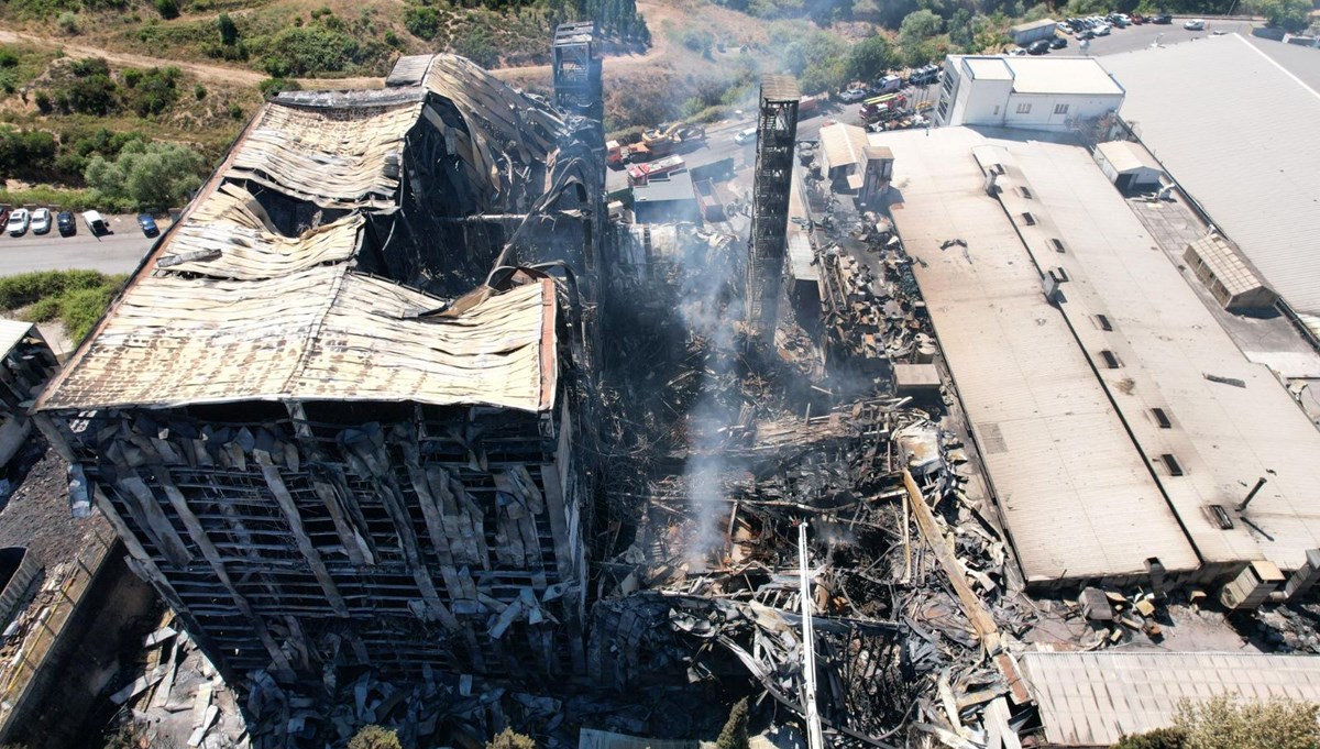 7 saat yanan ve kül olan Tuzla'daki fabrika havadan görüntülendi