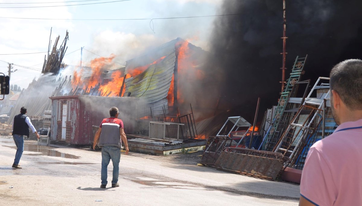 Aksaray'da kereste deposunda yangın: Alevler hurda deposunu da sardı