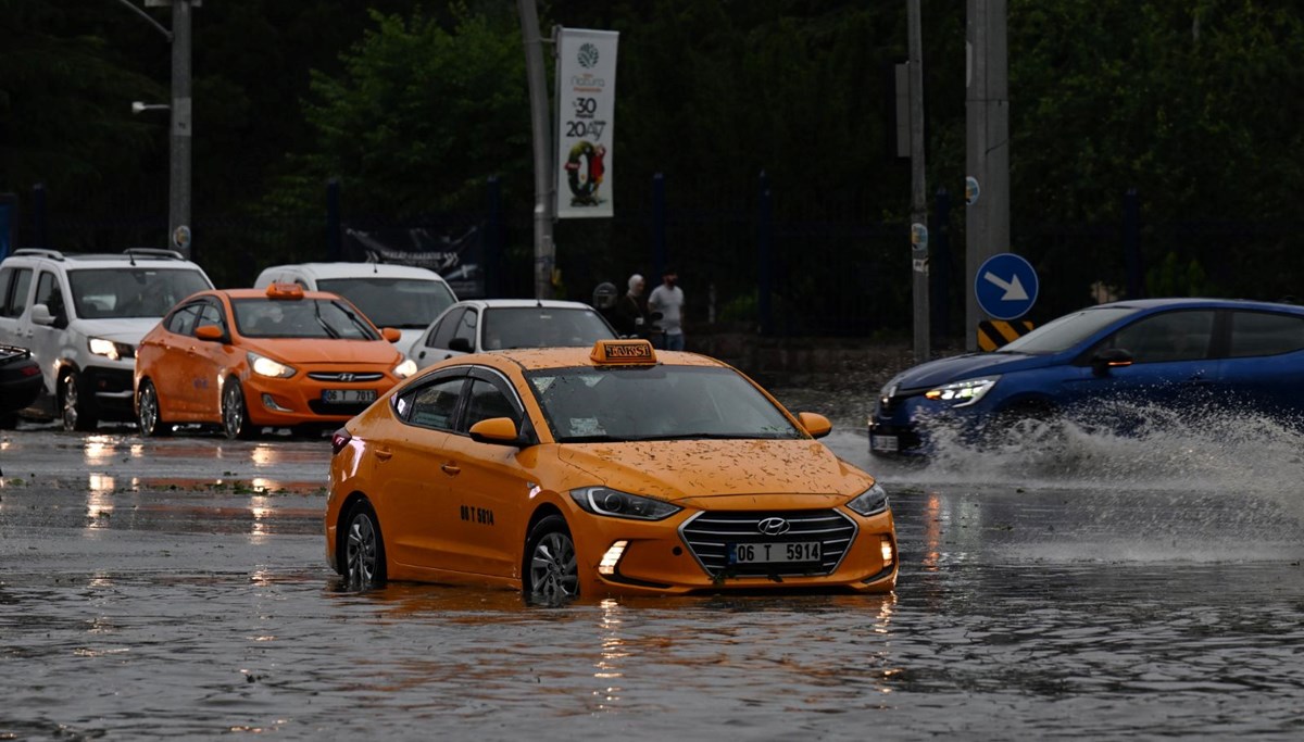 Ankara'da dolu ve fırtına etkili oldu