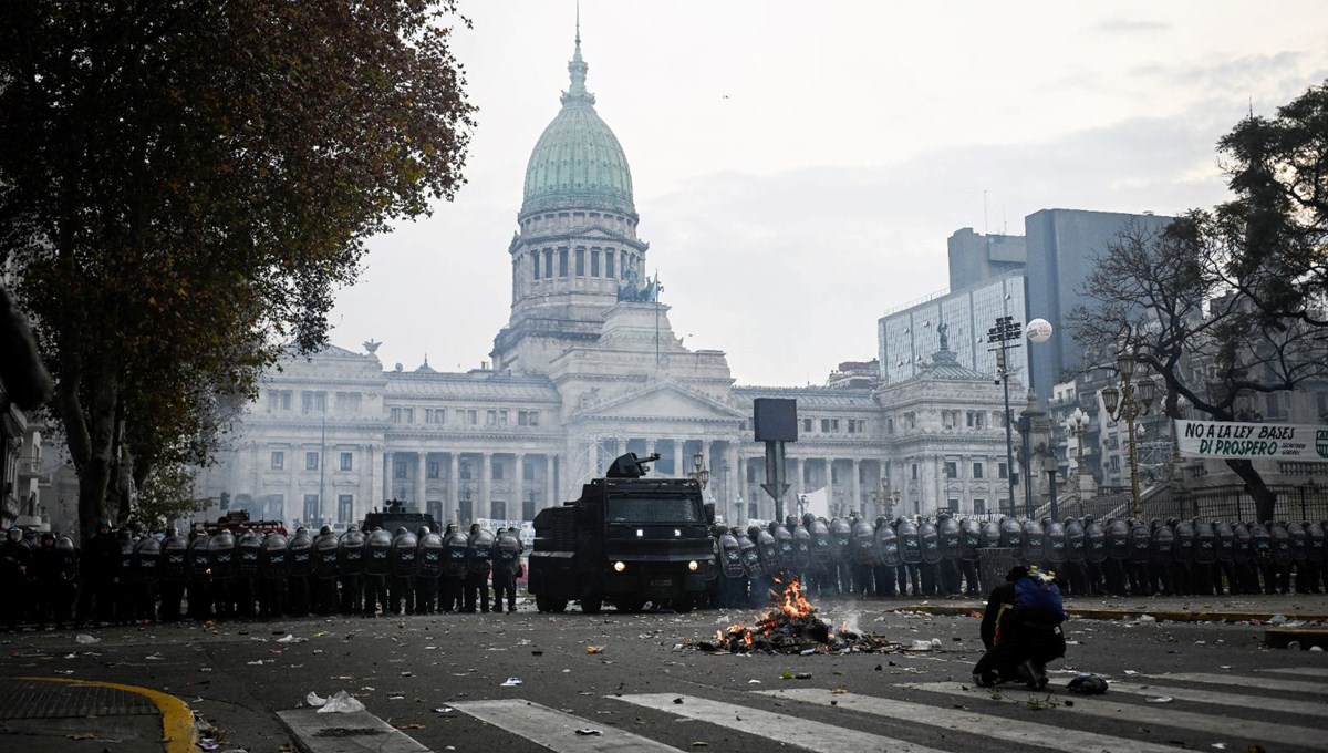 Arjantin sokakları yine karıştı: Milei'nin yeni ekonomik reform paketi protesto edildi