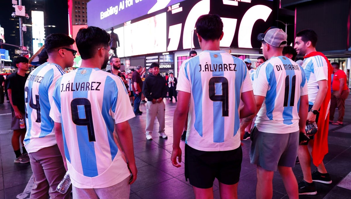 Arjantinli taraftarlar Times Meydanı'nda bir araya geldi