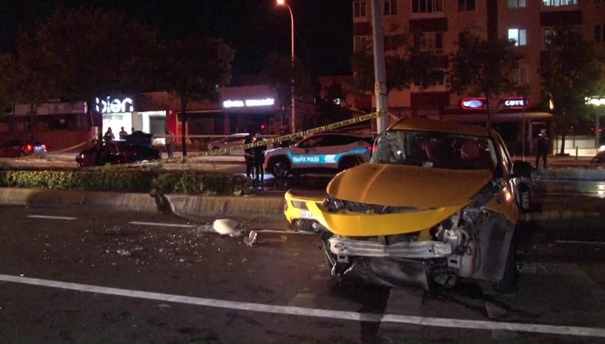 Ataşehir'de otomobil taksiye çarptı: 3 yaralı