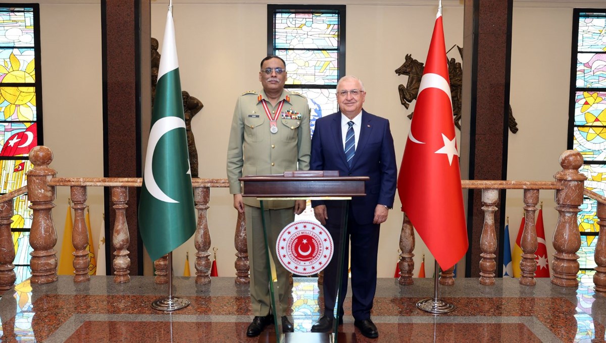 Bakan Güler, Pakistan Genelkurmay Başkanı Mirza ile görüştü