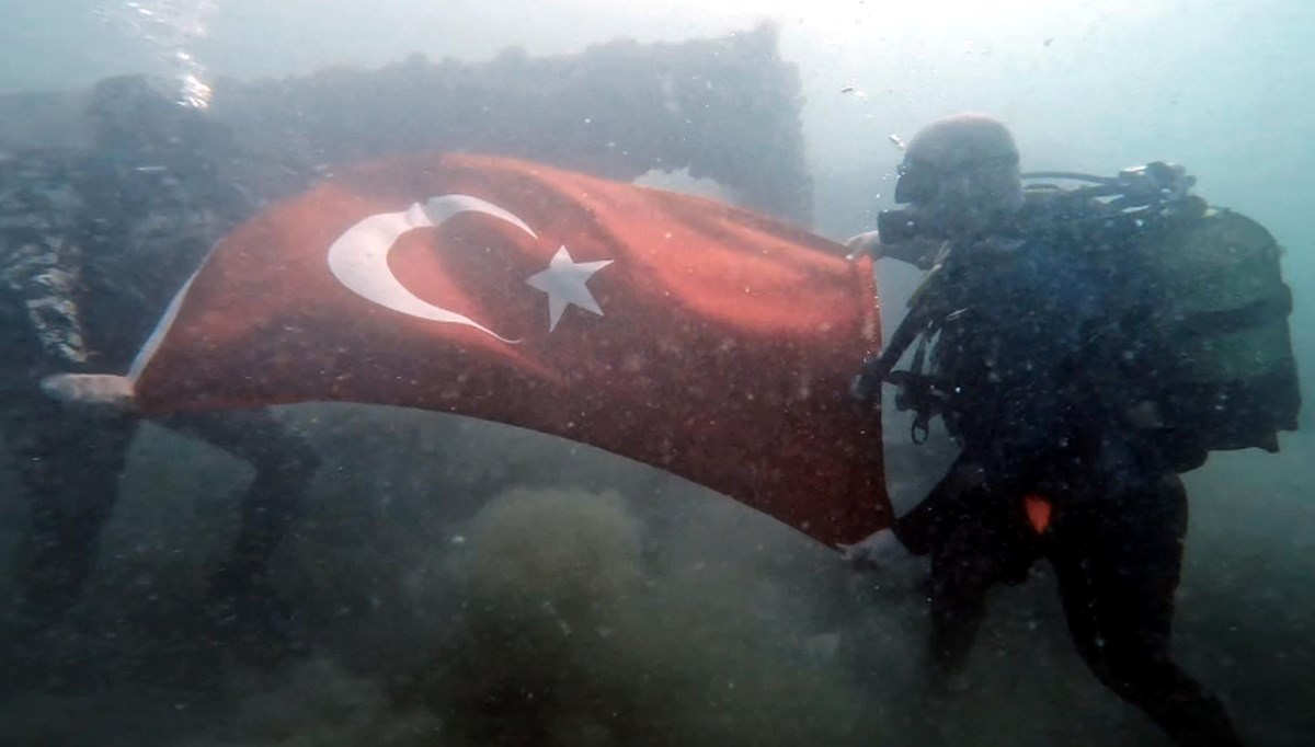 Batık gemiye dalıp Türk bayrağı açtılar