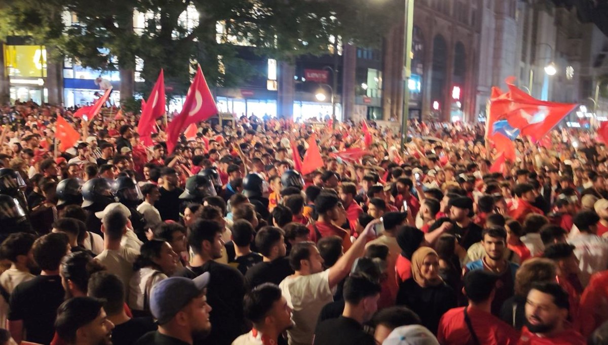 Berlin'de 5 bin Türk taraftar, Milli Takım zaferini kutladı