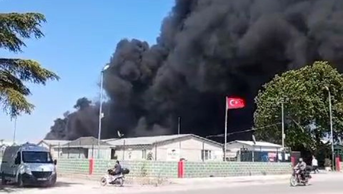 Bursa'da geri dönüşüm deposunda yangın: Gökyüzünü dumanlar kapladı