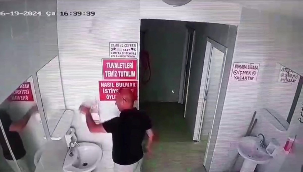 Cami tuvaletinden sabunluk çaldı, lüks otomobiliyle kaçtı