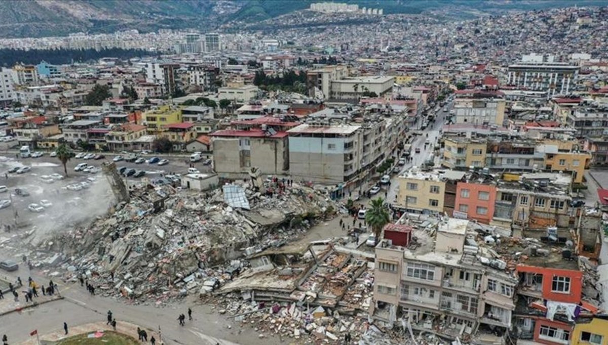 Depremde 12 kişiye mezar oldu! Müteahhit yan binayı, şantiye şefi müteahhidi suçladı