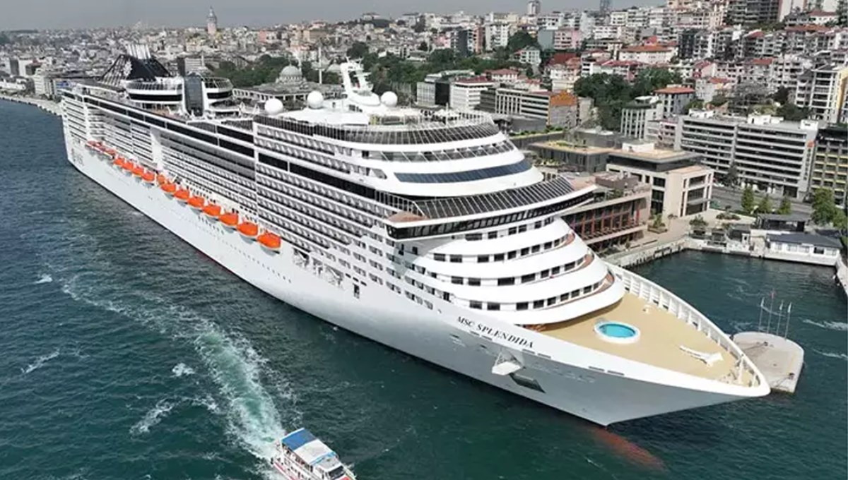 Dev kruvaziyer gemi Galataport İstanbul'da
