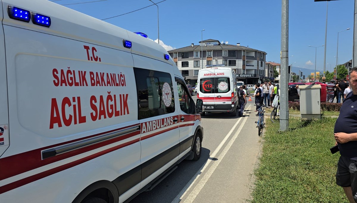 Düzce'de özel halk otobüsü, otomobile çarptı: 2'si çocuk 6 yaralı