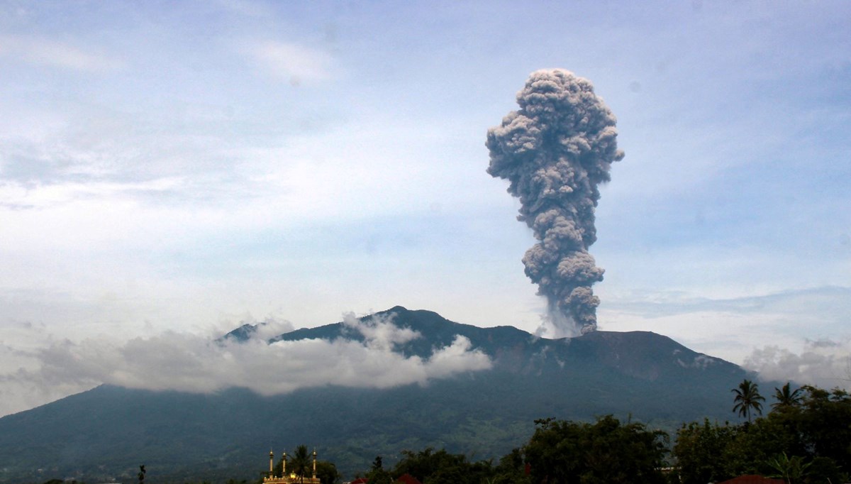 Endonezya'da yanardağ patladı: 7 kilometre kül püskürttü