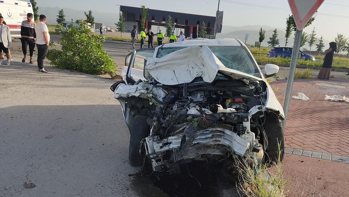 Erzurum'da otomobilin feci kazası: 12 yaralı