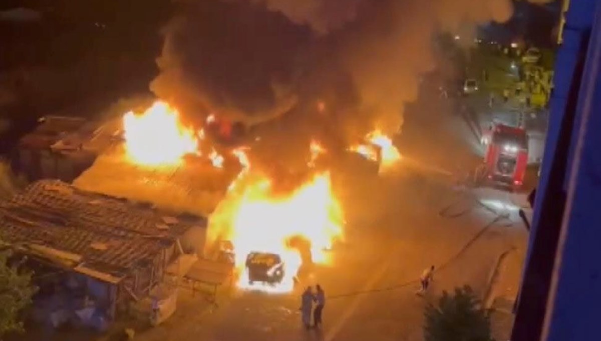 Esenyurt’ta 8 araç ve iş yeri alev alev yandı: Kundaklama anı güvenlik kamerasında