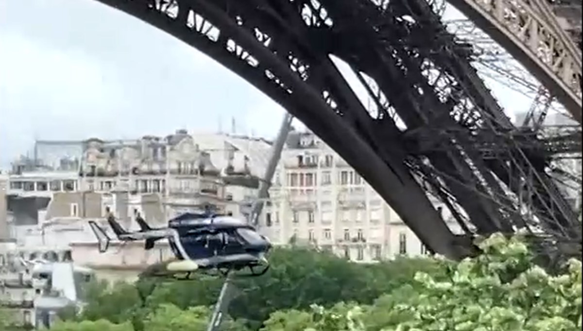 Fransa'da olimpiyat hazırlıkları: Paris polisi helikopter ile Eyfel Kulesi'nden geçti