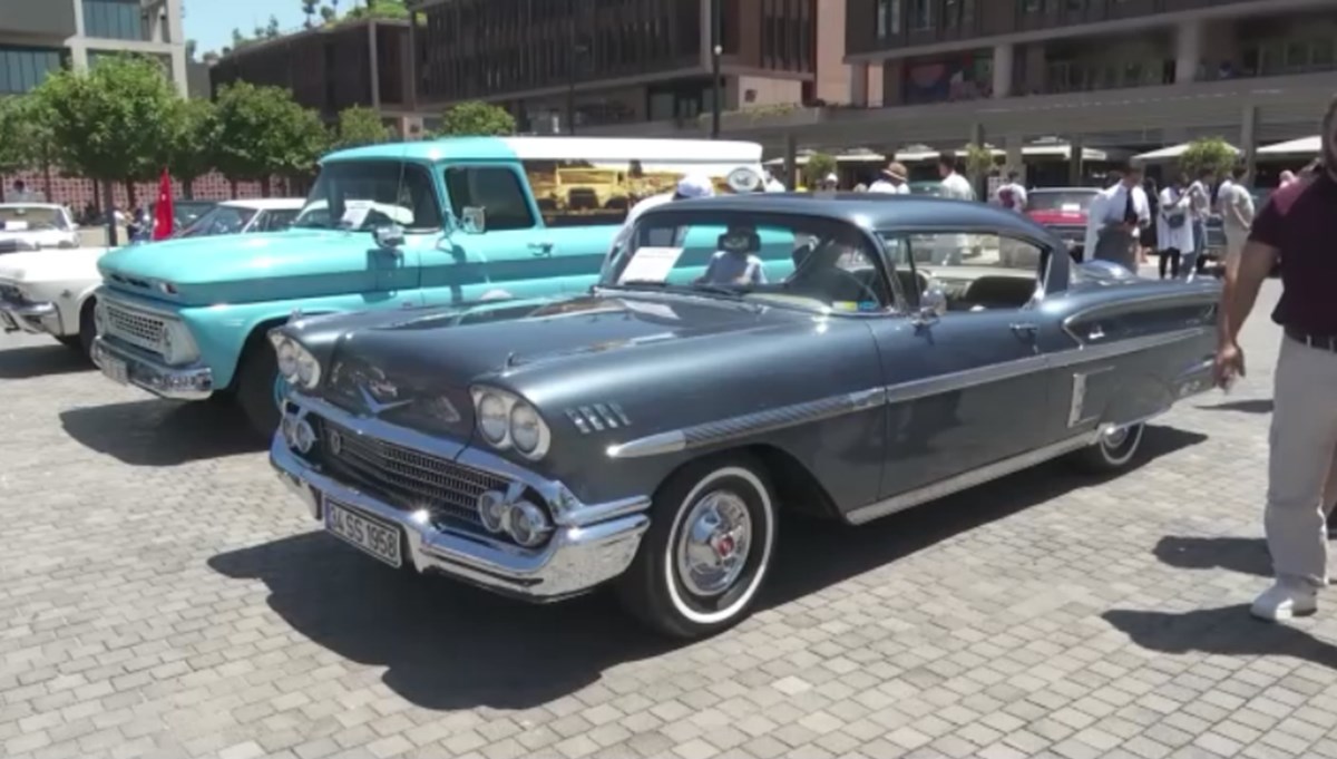 Galataport'ta klasik otomobil tutkunları buluştu