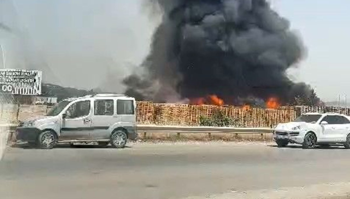 Gebze'deki palet fabrikasında yangın: Akaryakıt istasyonuna sıçrama ihtimali var