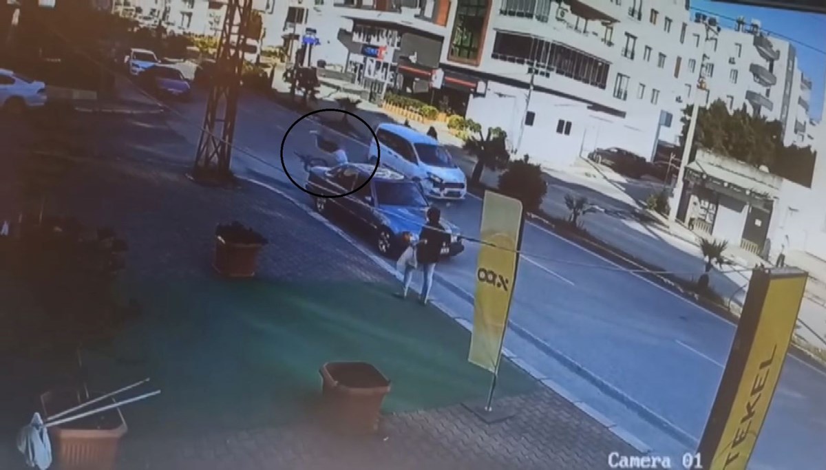 Hafif ticari aracın çarptığı bisikletli çocuk havaya uçtu