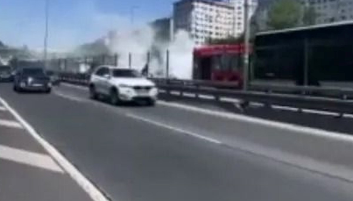 Halıcıoğlu'nda metrobüs yangını