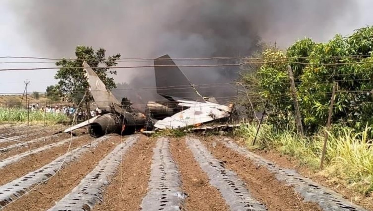 Hindistan’da savaş uçağı düştü