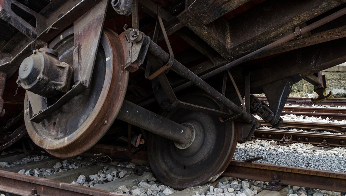 Hindistan'da yolcu treni ile yük treni çarpıştı: En az 13 kişi öldü