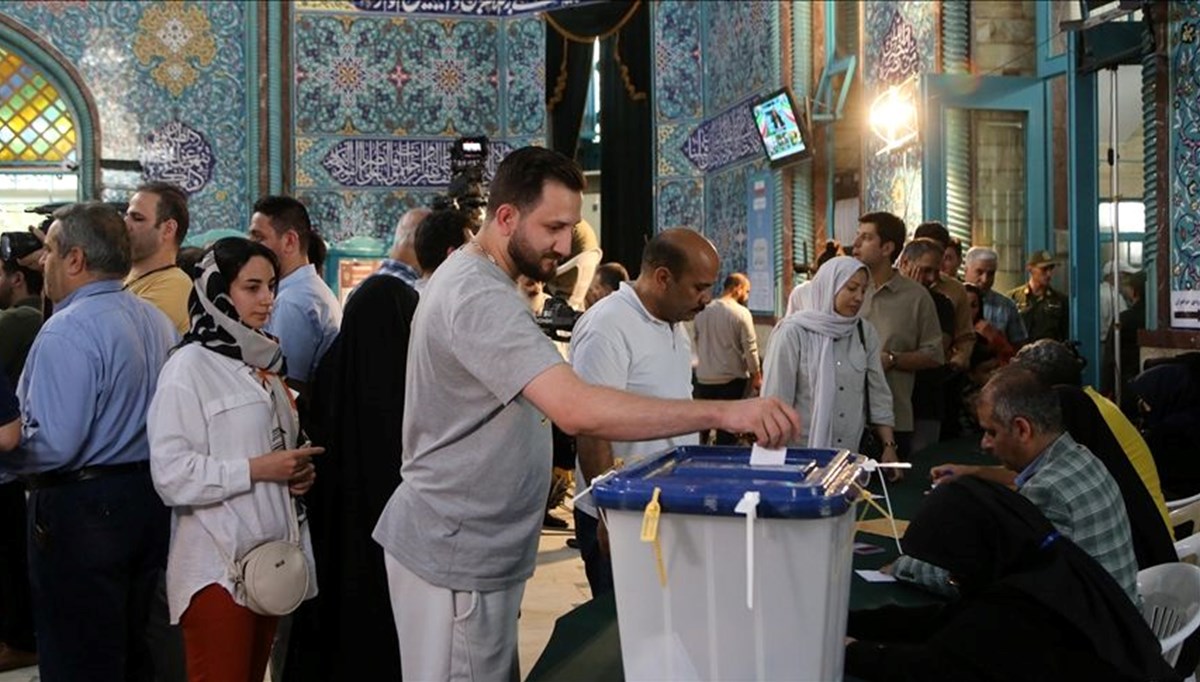 İran'da cumhurbaşkanlığı seçimi: İki aday karşı karşıya gelecek