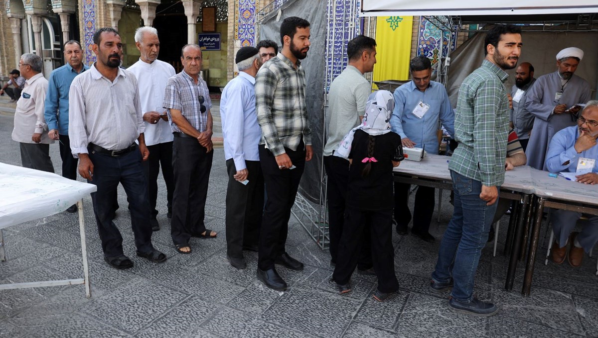 İran'da cumhurbaşkanlığı seçimleri için oy verme işlemi başladı