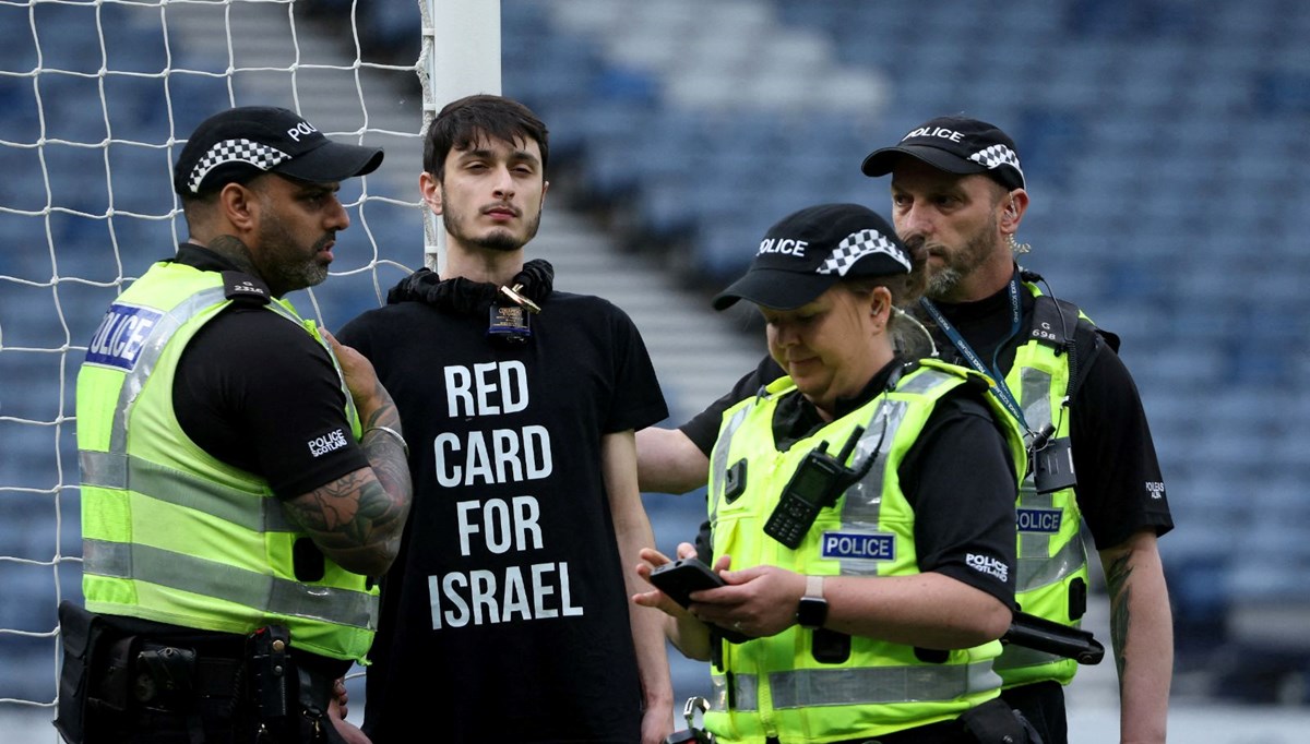 İskoçya-İsrail maçında bir kişi kendini kaleye zincirledi