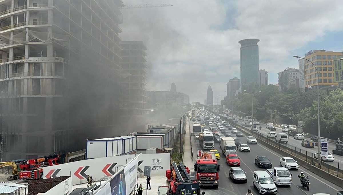 İstanbul'da inşaat halindeki binada yangın: D-100'ü duman kapladı, trafik kilitlendi