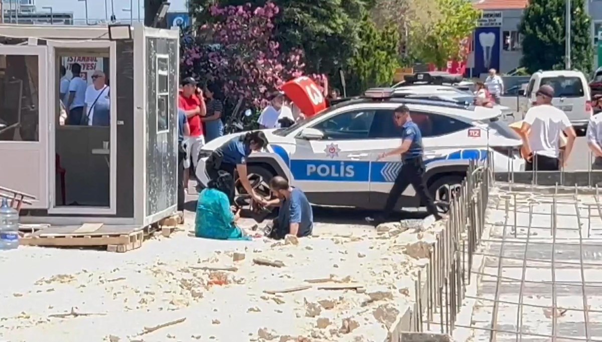 İstanbul'da otomobil yayaların arasına daldı: Yaralılar var