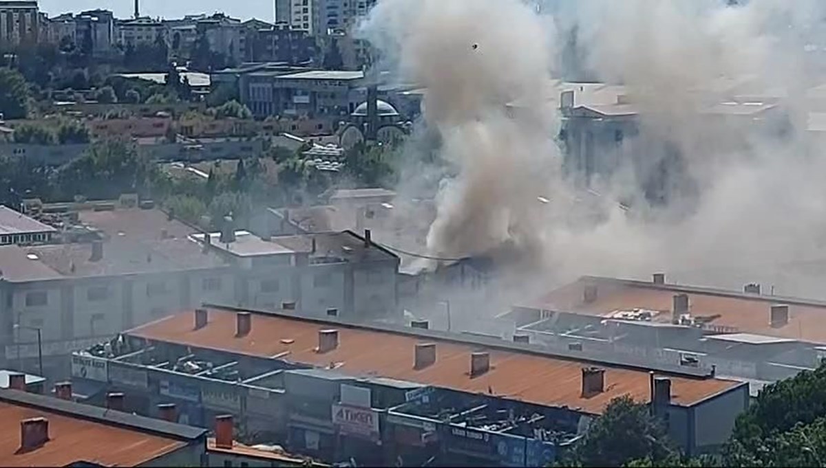 İstanbul'da sanayi sitesinde yangın: Müdahale sürüyor