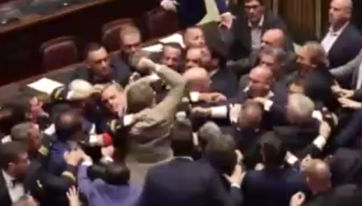 İtalya parlamentosunda yumruklar havada uçuştu