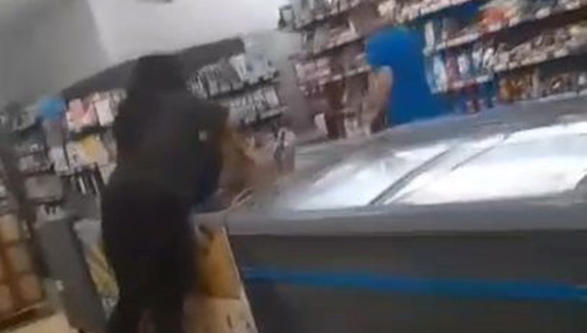 Kadın müşteriden market çalışanına dayak: Kafasını defalarca dondurucu dolaba vurdu