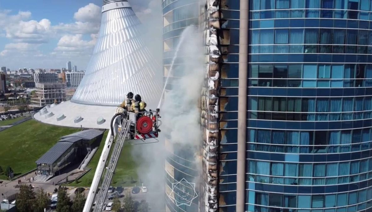 Kazakistan’da 26 katlı binada yangın