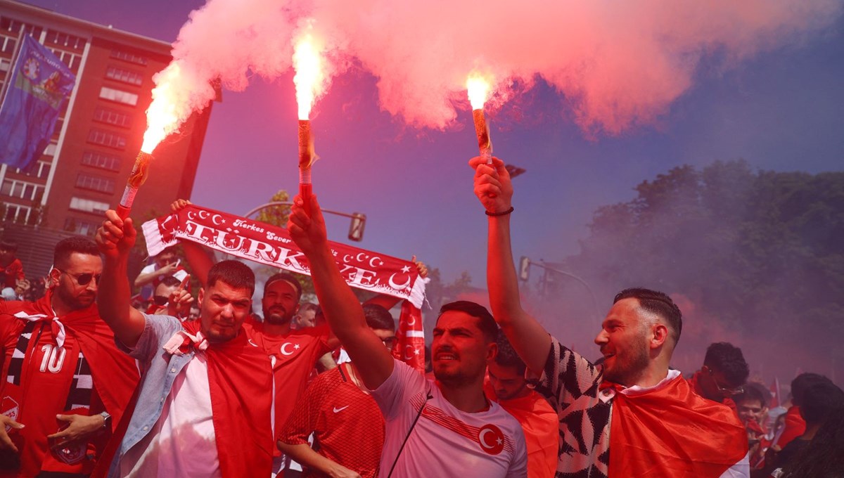Milli maça saatler kala Dortmund sokakları yine kırmızı-beyaz