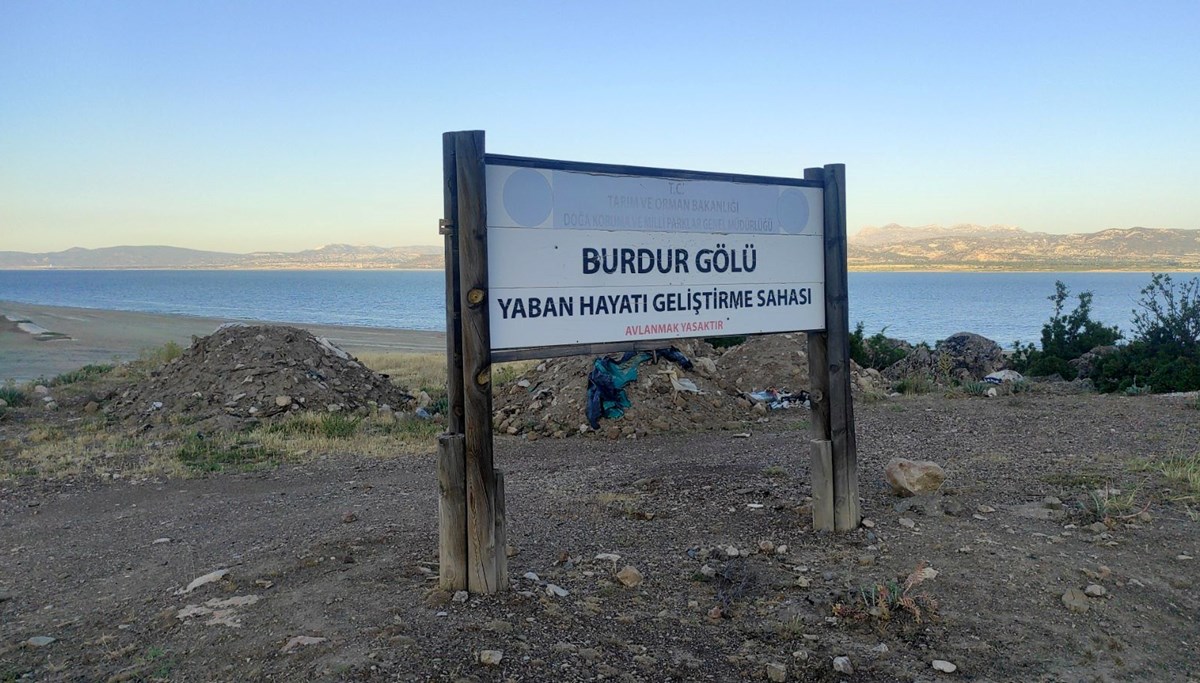Önce Salda şimdi de Burdur Gölü: Hafriyat ve atık döküldü