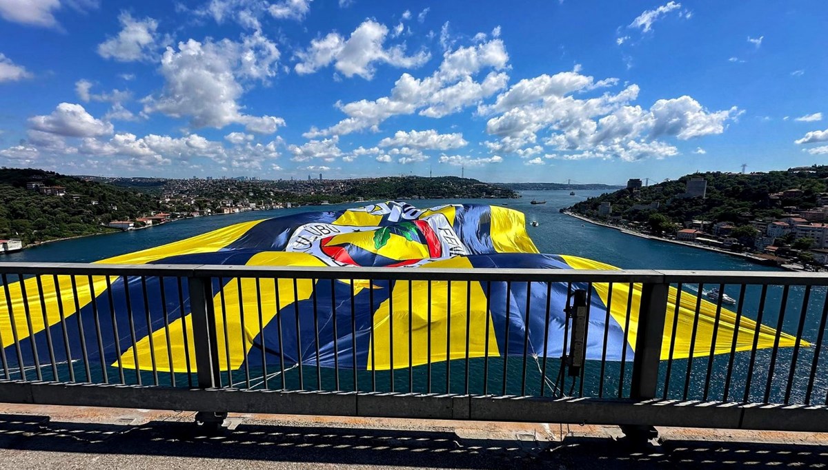 Şampiyon Fenerbahçe Beko’nun bayrağı köprüye asıldı