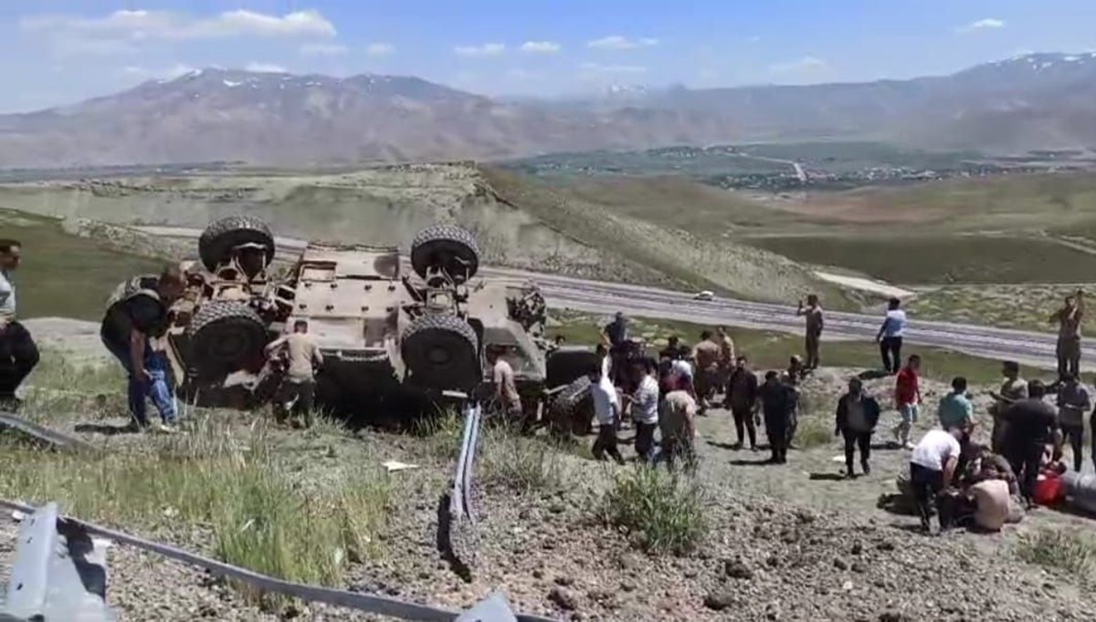 Van'da askeri araç devrildi: 4 yaralı