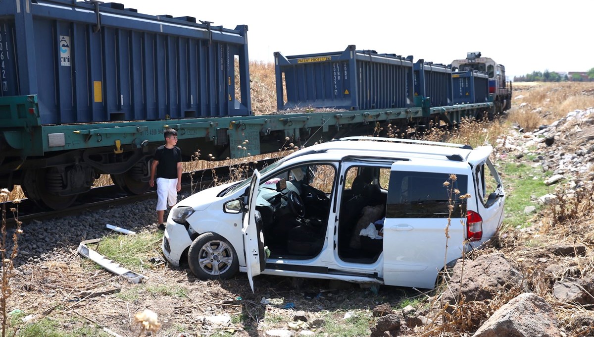 Yük treninin çarptığı araç 60 metre sürüklendi: Yaralılar var