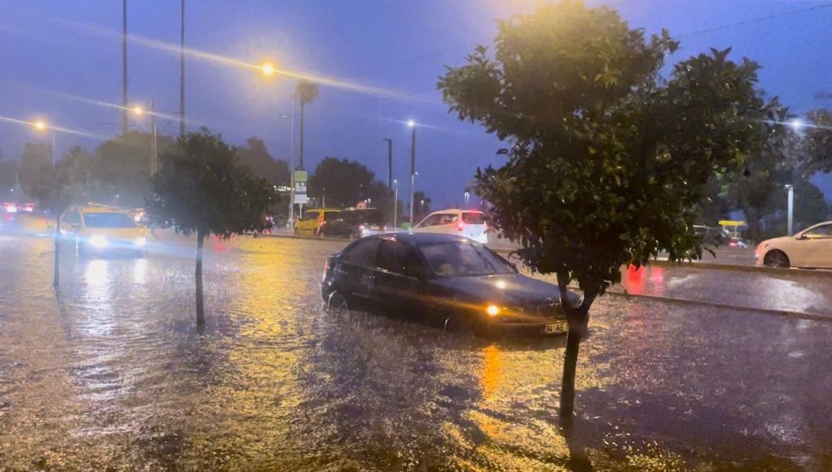 Antalya kabus gibi bir gece yaşadı: Sağanak hayatı felç etti