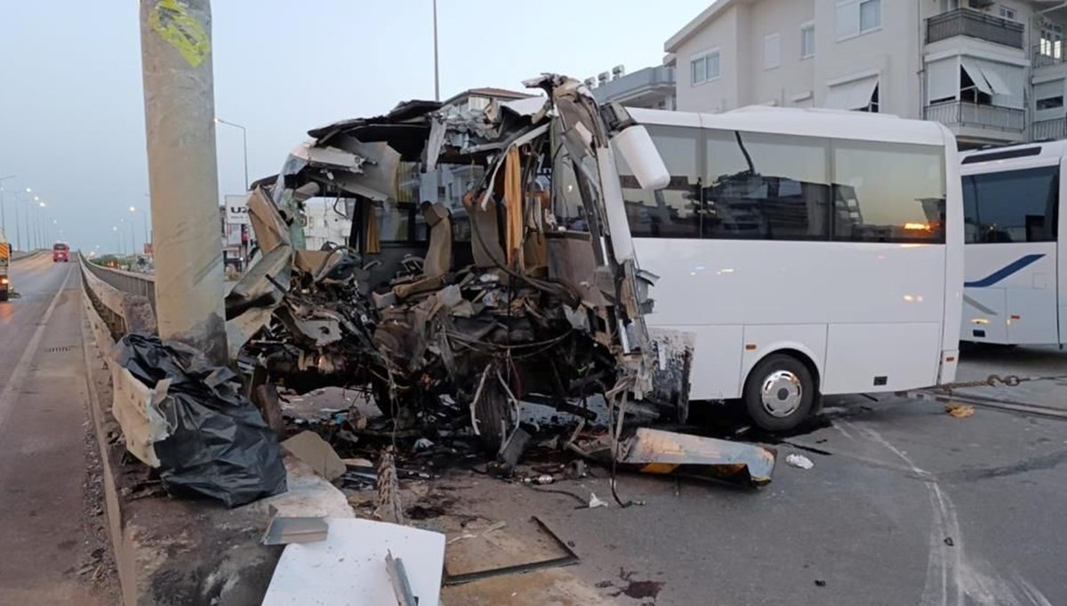 Antalya'da tur midibüsü kaza yaptı: 1 ölü, 20 yaralı