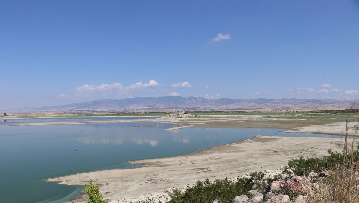 Baraj gölünde su seviyesi düştü, eski kara yolu ortaya çıktı